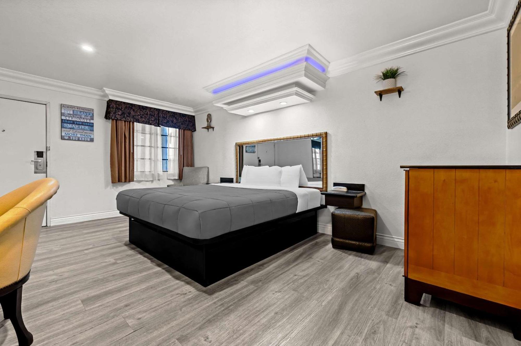 Rodeway Inn Santa Ana Buitenkant foto