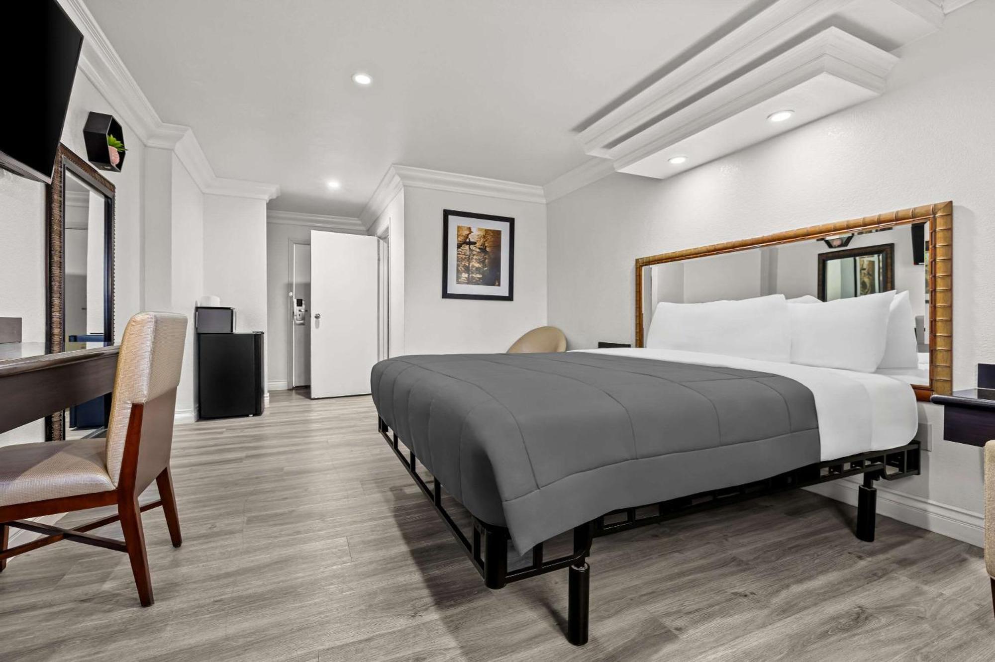 Rodeway Inn Santa Ana Buitenkant foto